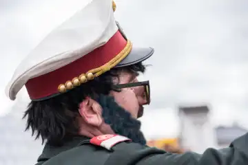 Im Fasching als Polizist verkleidet - Polizei im Karneval