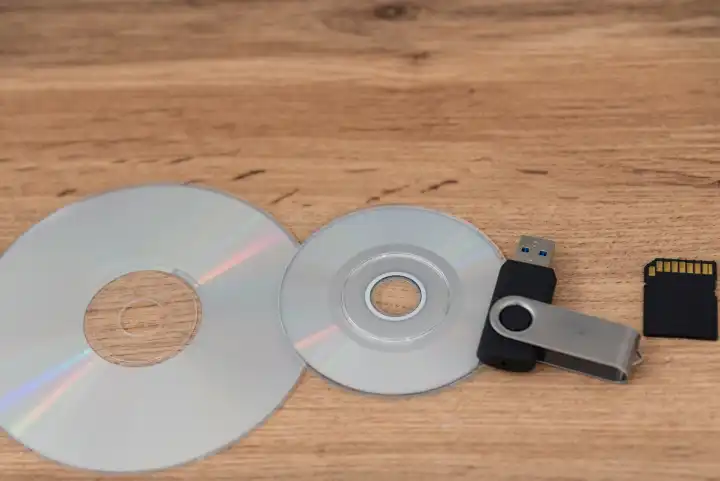 externe IT-Speichermedien zur Sicherung von Daten - CD, DVD, SD-Card, Stick