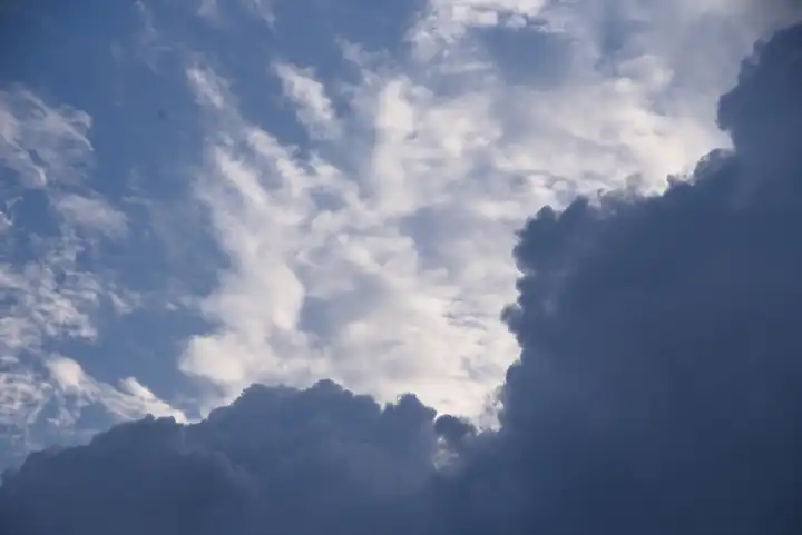 unterschiedliche Wolkenbildungen bei bevorstehendem Unwetter - wechselhaft und abstrakt