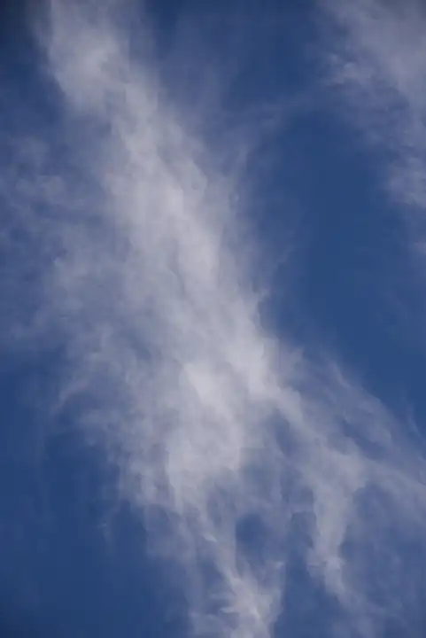 Cirrus-Wolken am blauen Himmel - Wolkengebilde und -formation Federwolke