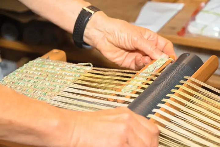 Techniques of weaving with a special table loom - close-up weaving