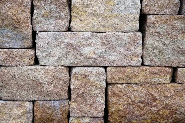 raue Steine geschlichtet als Sichtschutz und Hintergrund - Steinmauer, Muster