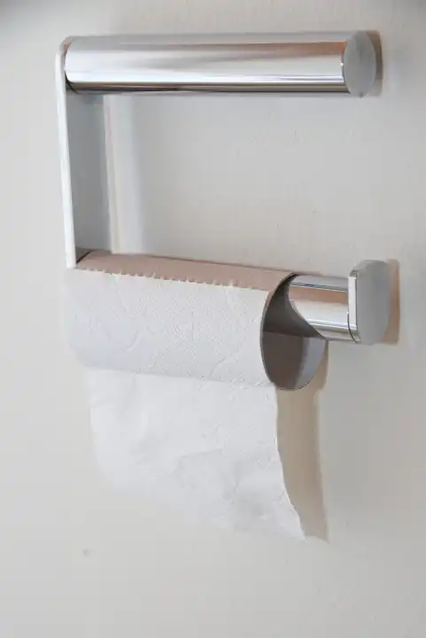 Hygiene am WC - leere Toilettenpapierrolle am Rollenhalter, Nahaufnahme