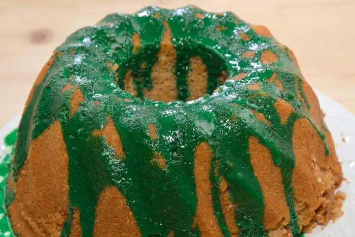 Kuchen mit grüner Zuckerglasur - hausgemachtes Dessert Gugelhupf
