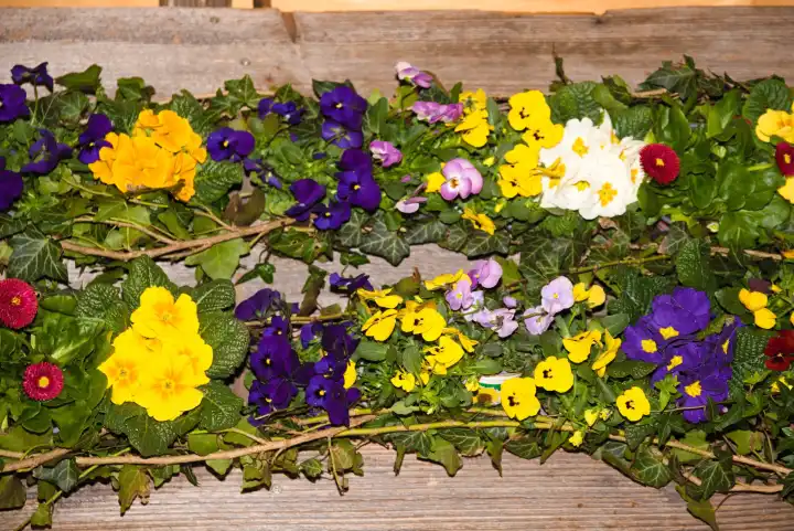 dekoratives Blumengesteck für den Frühling - Gesteck mit blühenden Blumen