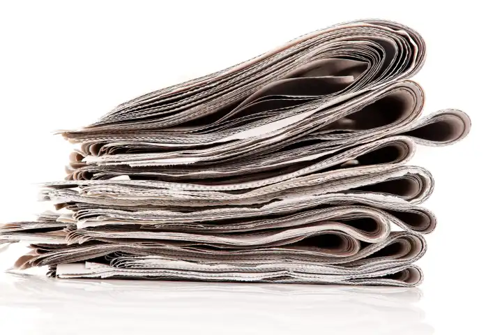 Alte Zeitungen und Zeitschriften auf einem Stapel