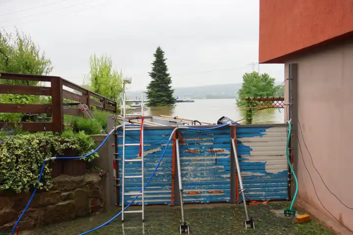 Hochwasserschutzwand im Grundstück,Elbehochwasser Juni 2013 in Radebeul