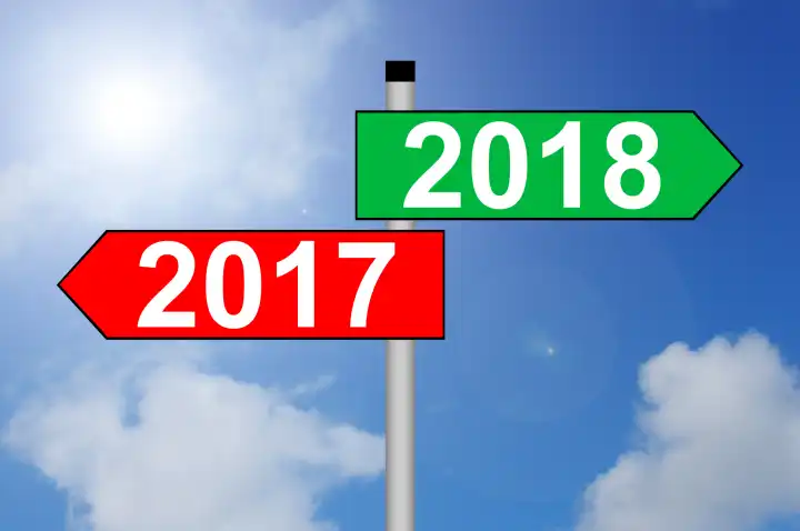 Jahreswechsel 2017 auf 2018 Wegweiser mit Himmelhintergrund