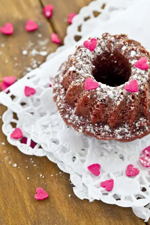 Little gugelhupf with powdered sugar and hearts