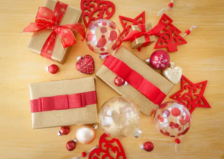 Hübsch verpackte Geschenke zu Weihnachten mit Dekoration