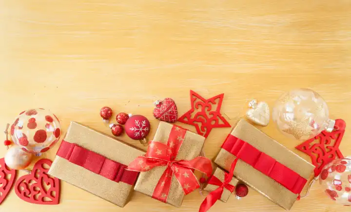 Hübsch verpackte Geschenke zu Weihnachten mit Dekoration
