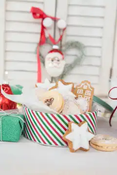 Keksdose mit Plätzchen und bunte Dekoration zu Weihnachten