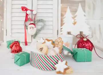 Keksdose mit Plätzchen und bunte Dekoration zu Weihnachten