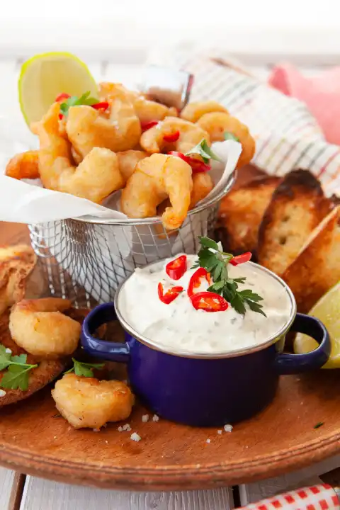 Leckere fritierte Popcorn Shrimps mit wuerzigen Dip