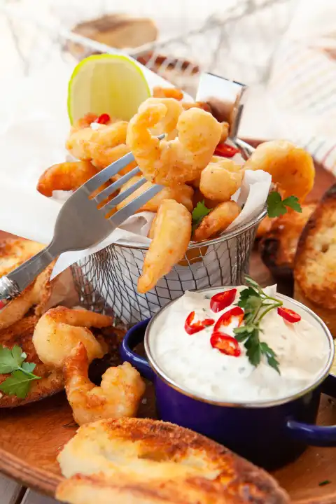 Leckere fritierte Popcorn Shrimps mit wuerzigen Dip