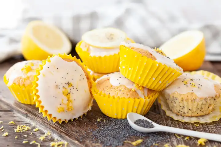 Leckere Zitronen Mohn Cupcakes mit Zuckerguss