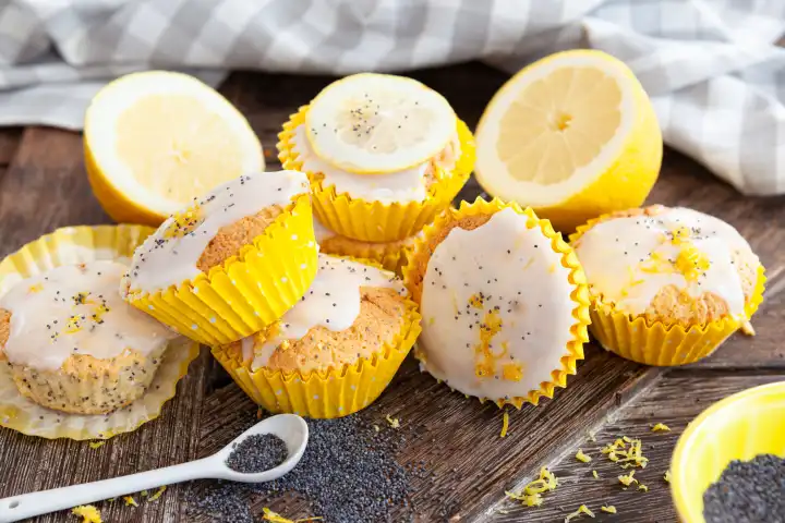 Leckere Zitronen Mohn Cupcakes mit Zuckerguss