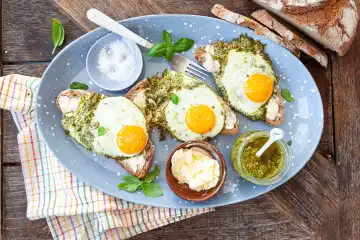 Pesto eggs, eggs fried in basil pesto