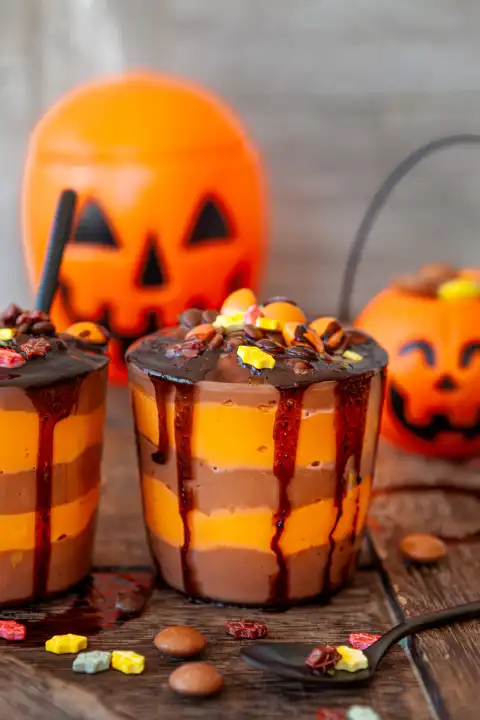 Buntes Dessert, Pudding mit Schokososse zu Halloween