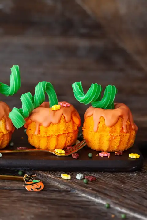 Süsse kleine Kuchen in Kürbis Form zu Halloween