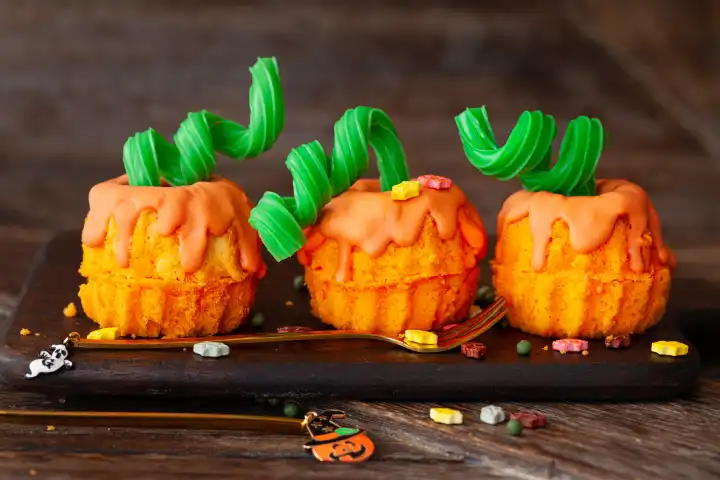 Süsse kleine Kuchen in Kürbis Form zu Halloween