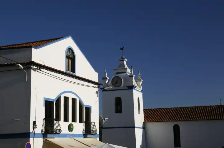 Dorfkirche, Kirche, weiss und blau, Kirchturm, Glockenturm, Turmuhr, Melides, Portugal, Europa