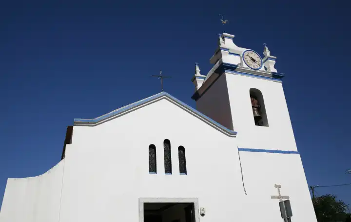 Dorfkirche, Kirche, weiss und blau, Kirchturm, Glockenturm, Turmuhr, Melides, Portugal, Europa