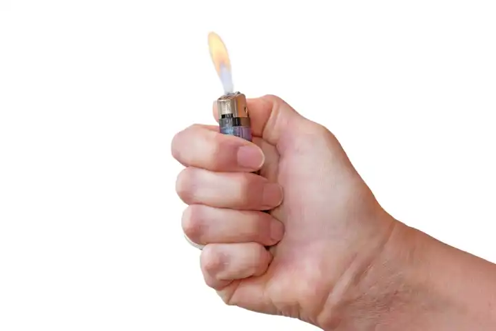Hand hält brennendes Feuerzeug