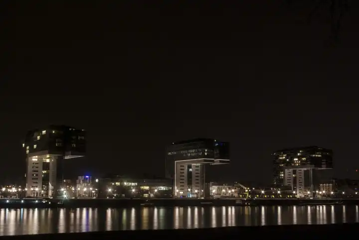 Köln, Kranhäuser in der Nacht