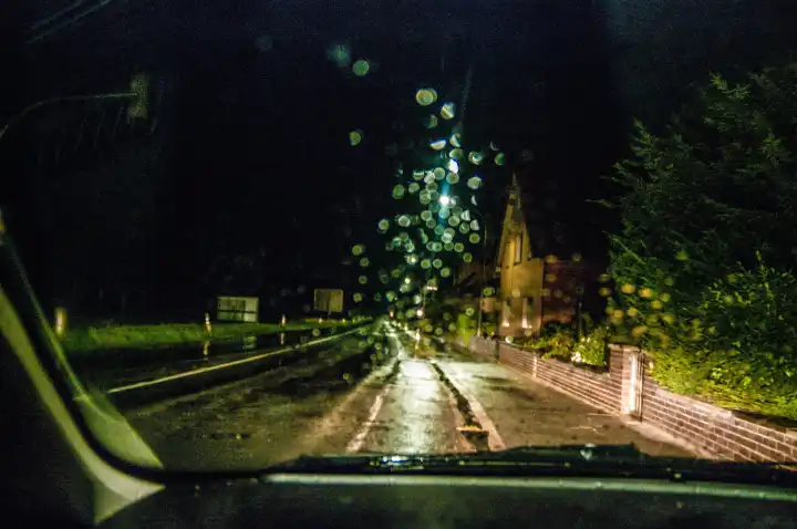 Regnerische Nacht an einer Bundesstraße