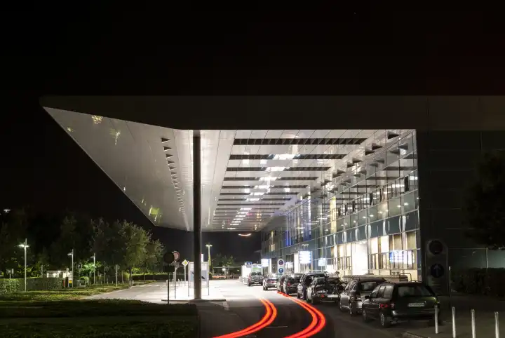 Flughafen in der Nacht