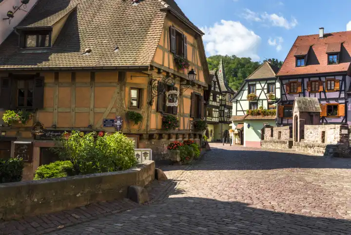 Malerisches Gebäudeensemble im Dorf Kaysersberg, Elsass, Weinstraße, Frankreich, Platz mit Fachwerkhäusern und Steinbrücke