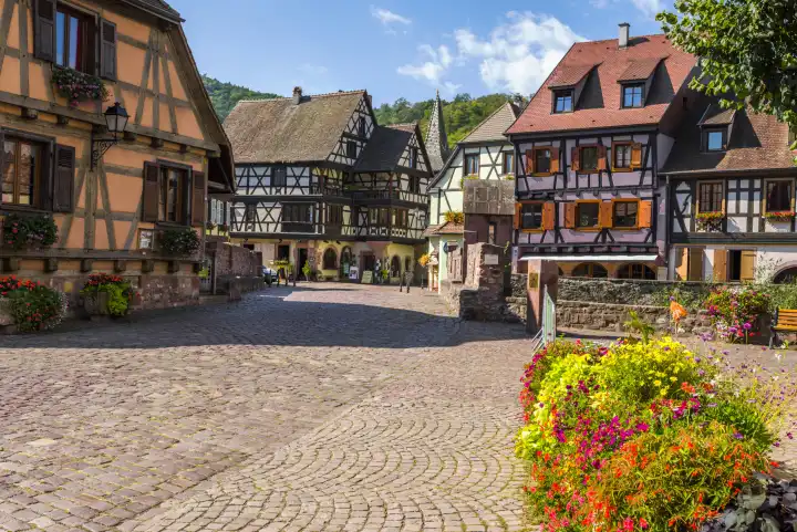 Malerische Ecke im Zentrum von Kaysersberg, Elsass, Frankreich, Altstadt mit bunten Fachwerkhäusern und Steinbrücke