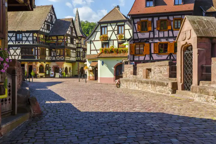 Malerisches, historisches Zentrum von Kaysersberg, Elsass, Frankreich, Altstadt mit bunten Fachwerkhäusern und Steinbrücke