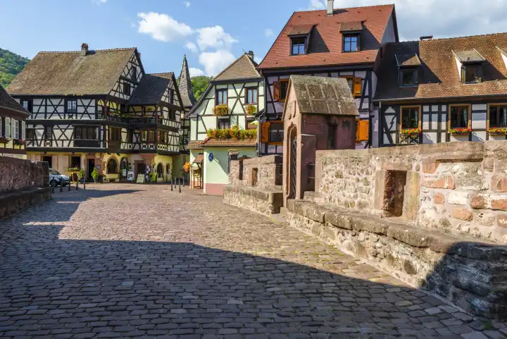 Malerische Altstadt im Zentrum von Kaysersberg, Elsass, Frankreich, Altstadt mit bunten Fachwerkhäusern und Steinbrücke