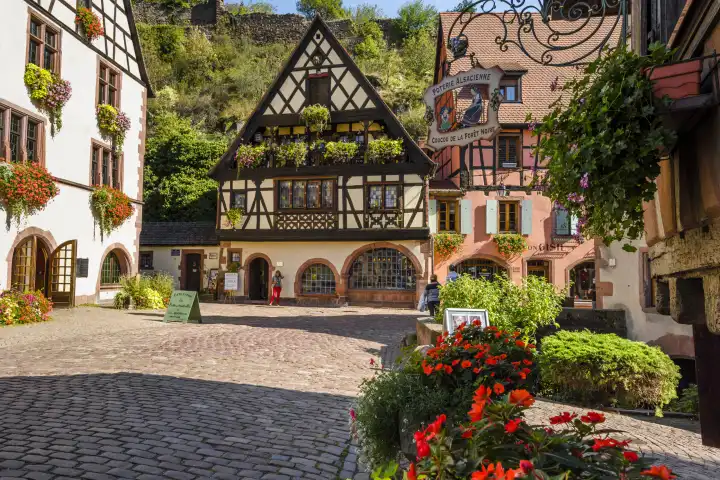 Malerischer Platz mit Fachwerkhäusern in der Altstadt von Kaysersberg, Elsass, Weinstraße, Frankreich, Touristenziel mit mittelalterlichem Charakter