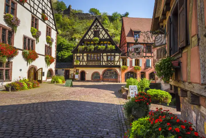 Malerischer Platz mit Fachwerkhäusern in der historischen Altstadt von Kaysersberg, Elsass, Weinstraße, Frankreich, beliebtes Touristenziel