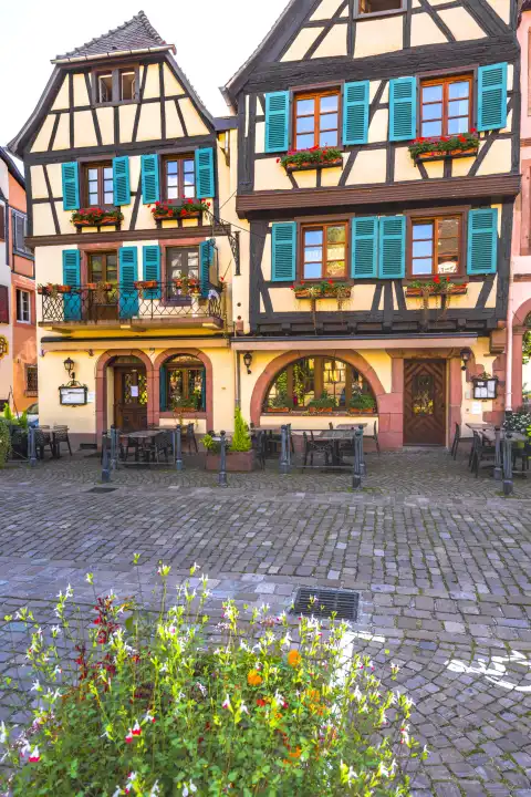 Bunte Fachwerkhäuser in Kaysersberg, Elsässer Weinstraße, Frankreich, malerische Altstadt und Touristenziel