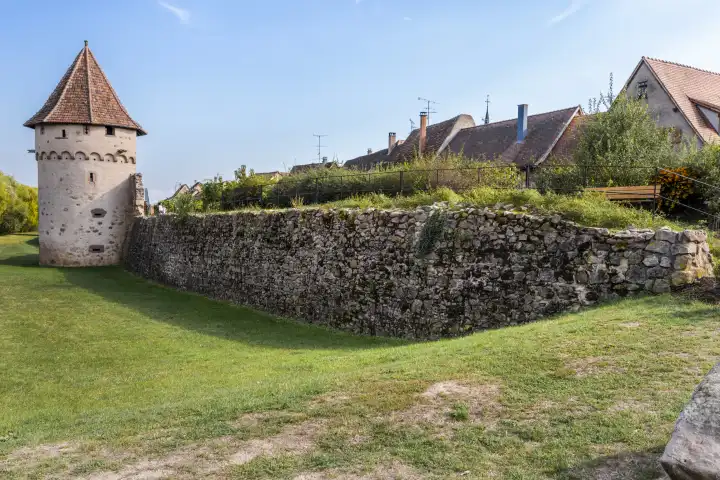 Gut erhaltene Stadtmauer mit Wachturm des Dorfes Bergheim, Elsass, Weinstraße, Frankreich