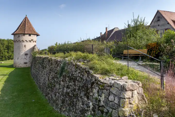 Wallanlage des alten Dorfes Bergheim, Elsässer Weinstraße, Frankreich, mittelalterliche Stadtmauer und Wachturm