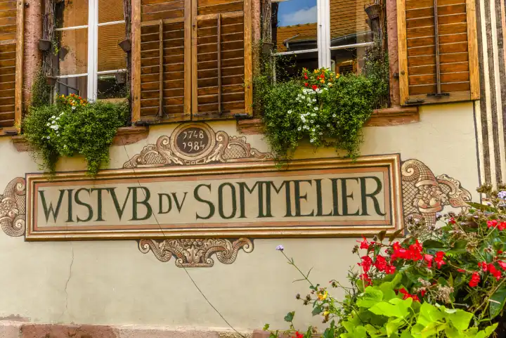 Gasthaus mit Malerei im alten Dorf Bergheim, Elsässer Weinstraße, Frankreich