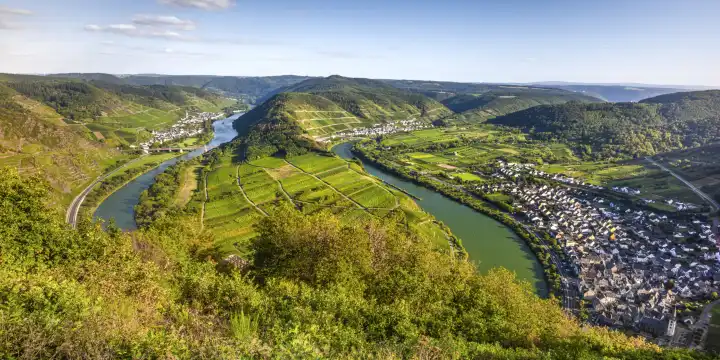 Moselschleife bei der Ortschaft Bremm, Deutschland, Panoramablick vom Berg Calmont