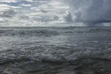Gewitterstimmung über stürmischem Meer. Selayar, Südsulawesi, Indonesien