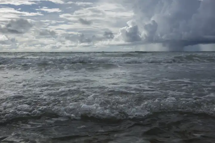 Gewitterstimmung über stürmischem Meer. Selayar, Südsulawesi, Indonesien