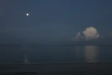 vollmond nacht am Strand von Selayar, helle Cumulus wolken