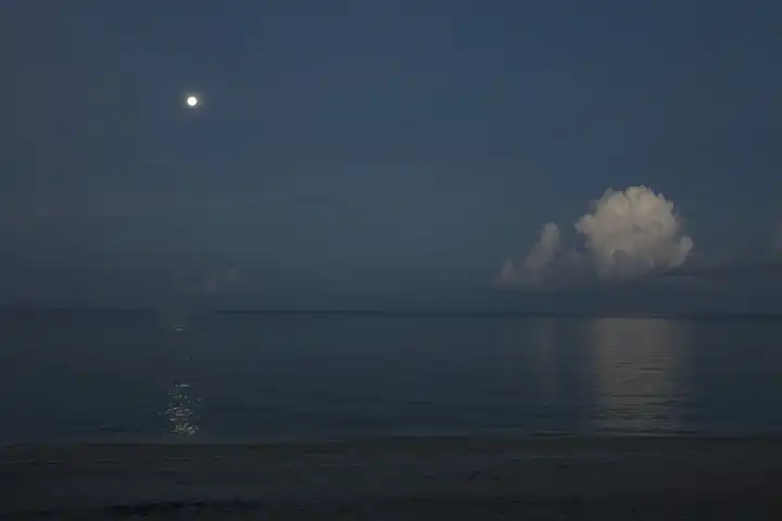vollmond nacht am Strand von Selayar, helle Cumulus wolken