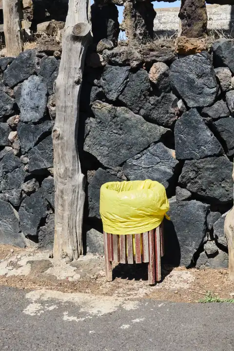 Abfallkorb für Restmüll. Abfall vermeiden durch Recycling und Abfalltrennung. El Hierro, Kanarische Inseln, Spanien