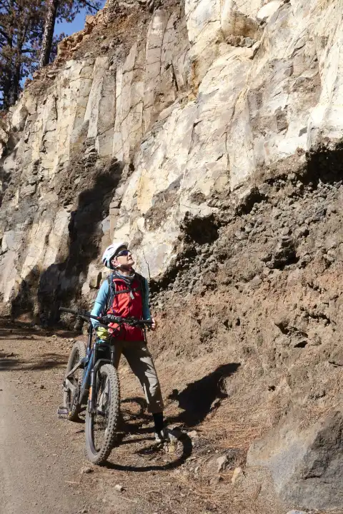 Mountainbikerin bestaunt Basalt Fels Formation auf La Palma, Kanarische Inseln, Spanien