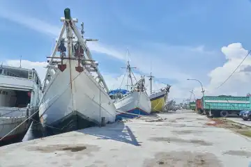 traditionelle  Schiffe, sogenannte Pinisi, liegen im Hafen von Makassar, Sulawesi, Indonesien