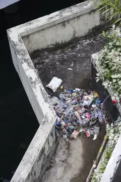 Mit Plastikmüll verschmutzter Abwasserkanal. Makassar, sulawesi, Indonesien